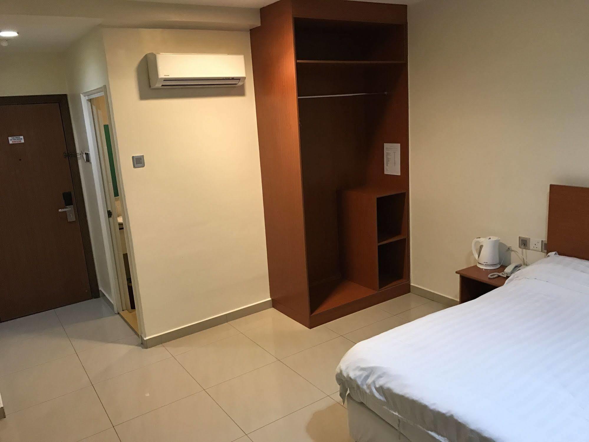 Aeton Hotel Nilai Exterior photo